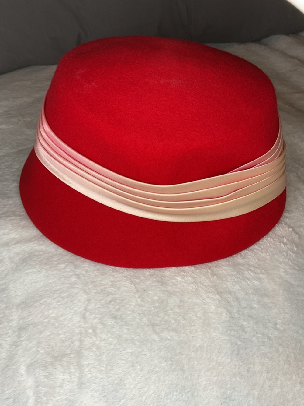 Vintage Newman-Endler 100% Wool Felt Cloche Hat | Red with Pink-Cream Ribbon - Picture 6 of 7